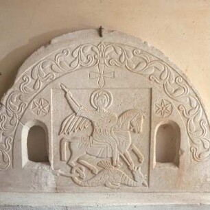 Tympanon mit dem heiligen Georg : Tinos (Stadt), Museum, Kleine Agia Triáda. Alte Ypérthyra (Inselmarmor) mit Agios Georgios