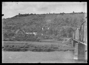 Blick über den Main an der Mainbrücke entlang nach Kreuzwertheim