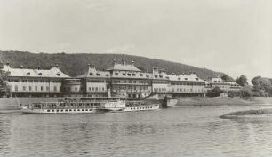 Dresden, Schloss Pillnitz, Ansicht über die Elbe mit Dampfer "Dresden" (1926, Werft Laubegast)