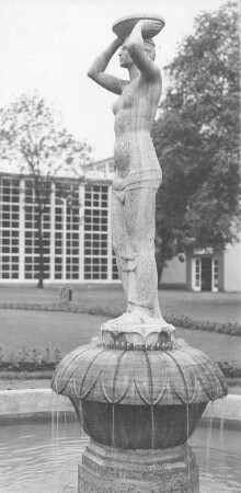 Brunnen mit stehendem weiblichen Halbakt : Brunnen mit stehendem weiblichen Halbakt. Kalkstein (1925/1930; B. Eimert). Dresden. Internationale Hygieneausstellung 1930/1931, Turmplatz