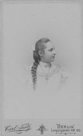 Junges Mädchen mit langem Zopf