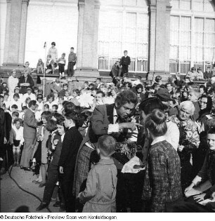 Meister Nadelöhr während des Aufnahmen zu einer Sendung des Kinderfernsehens der DDR im Zwinger in Dresden