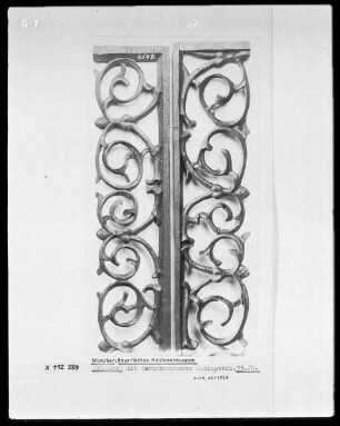 Ornament mit durchbrochenem Rankenwerk