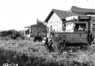 Expeditionsfahrzeuge : Expeditions-LKW's. Im vorderen Fahrzeug sitzt ein Expeditionsmitglied