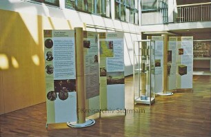 Theodor-Mommsen-Ausstellung: Foyer Mommsenstraße 14