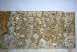 Detail voriges Bild: freigelassenes Putzfeld in der Mauer