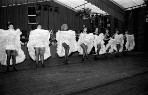 Schützenfest: Frauen der Ahrensburger Schützengilde beim Cancan-Tanz