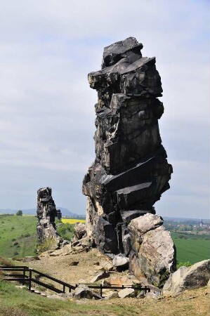 Harzvorland - Teufelsmauer : Zu den sehenswertesten Naturdenkmalen im nördlichen Harzvorland gehört die bis zu zwanzig Meter hohe "Teufelsmauer" bei Weddersleben. Aufgenommen am 12. Mai 2010