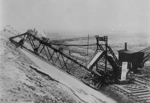Betoniermaschine an einer Böschung : Technikgeschichte | Technik und Wirtschaft | Betonbau