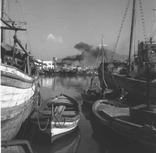 Palermo, La Cala. Blick über den ältesten Teil des Hafens mit Fischerbooten zum Monte Pellegrino