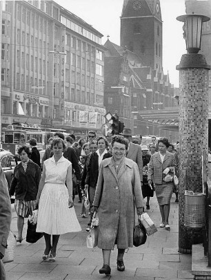 Hamburg-Altstadt. Dichter Fußgängerverkehr auf der Mönckebergstraße. Im Hintergrund die Hauptkirche St. Petri