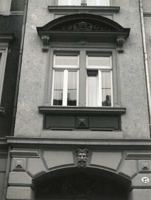 Dresden-Pieschen, Oschatzer Straße 25/27. Doppelwohnhaus mit Läden (um 1890). Zwillingsfenster (Nummer 27)