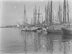 Im Hafen : Blick über den Hafen von Athen
