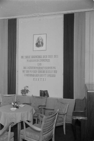 Sitzungsraum mit einem Bild von Lenin an der Wand : Sydarnja z wobrazom Lenina na sćěnje