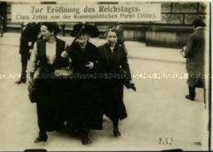 Clara Zetkin mit SPD-Abgeordneten vor dem Reichstag