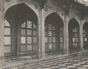Sikandra bei Agra, Indien. Mausoleum des Kaisers Akbar (Jalaludin Muhammad, 1542–1605), um 1600-1613. Gitterfenster (jalis) des Grabbaus, mit durchbrochenen Marmortafeln verschlossen