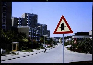 Konstanz: Universitätsgebiet Sonnenbühl, Vordergrund Verkehrszeichen