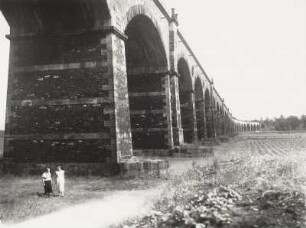 Zittau. Eisenbahnbrücke (1854) der Strecke Zittau - Liberec über die Lausitzer Neiße und die Neißeaue. Blick von Westen