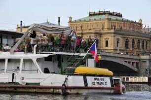 Moldauschiff in Prag : Ein Ausflugsschiff fährt auf der Moldau an der Philharmonie Rudolfinum vorbei, aufgenommen 2008 in Prag
