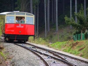 Standseilbahn bei Oberweissbach : Von der Talstation Obstfelderschmiede überwindet die steilste Standseilbahn der Welt für normalspurige Eisenbahnwagen auf einer Länge von 1360 m einen Höhenunterschied von 320 m bis zur Bergstation. Aufgenommen bei Oberweissbach am 29. April 2012