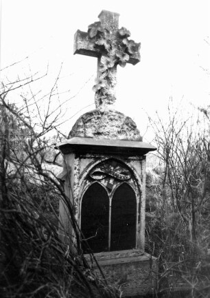 Grabmal der Familie Findeisen : Grabmal der Familie Findeisen. Sandstein, Gabbro? (1860/1890). Dresden-Kaditz, Altkaditzer Kirchhof