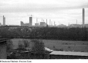 Blick vom Stadtrand auf die Chemiewerke
