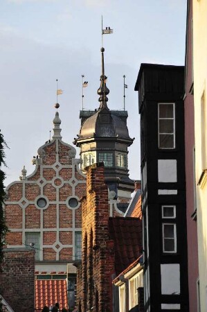 Altstadtansichten : Durchblick auf Giebel und Türmchen in der Altstadt. Aufgenommen am 7. Juli 2009 in Gdansk (Danzig). Foto Uwe Gerig