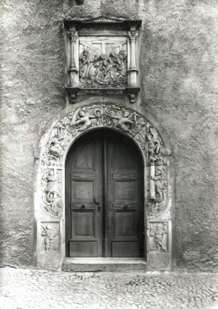 Torgau, Schlosskirche : Torgau. Schloss Hartenfels. Schlosskirchenportal und Grablegungsrelief (Stein 1544)
