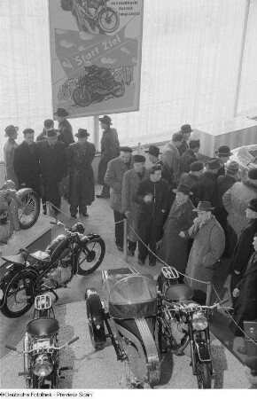 Besucher vor einem Messestand mit Motorrädern