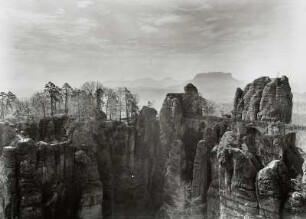 Sächsische Schweiz. Basteibrücke gegen Lilienstein : Sächsische Schweiz. Basteigebiet. Felsenburg Neurathen und Basteibrücke mit Kleiner und Großer Steinschleuder. Blick von der Ferdinandsaussicht (Ferdinandstein) nach Südosten gegen Lilienstein