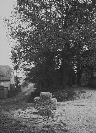 Steinkreuz : Seelingstädt, Steinkreuz (L 50) am Eingang zum Kirchhof