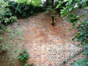 Ansicht von Süden im Südsüdosten-Kirchhofmauer aus Backstein mit Kreuzschlitz-Schießscharte in Übersicht
