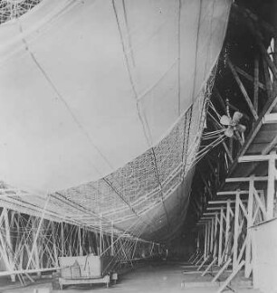 Zeppelin: Gerippe, teilweise bespannt : Technikgeschichte | Fliegende Menschen | Luftschiffe | Zeppelin und sein Werk