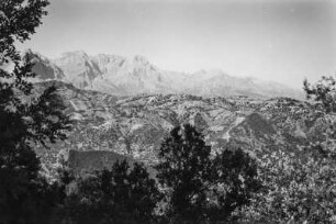 Panoramaaufnahme : Blick auf die Hänge der Djurdjura in der Mitte Dörfer der Kabylen