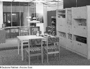 Ausstellungskoje mit Wohnzimmermöbeln des VEB Möbelkombinat Dresden-Hellerau