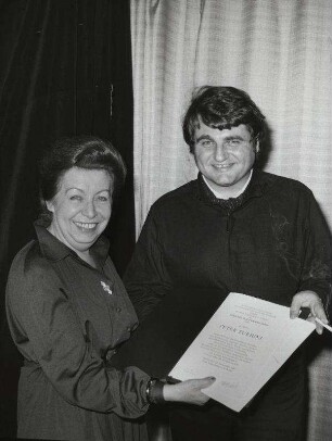 [Freie Volksbühne. Gerhart-Hauptmann-Preis. Peter Turrini mit Urkunde]