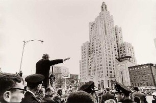Lyndon B. Johnson grüßt die Menschenmenge vor der "Industrial National Bank", Providence