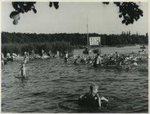 Badende in der Havel bei Konradshöhe an der Zonengrenze