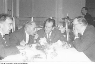 Auszeichnung von Aktivisten der ersten Stunde, Heinz Nicolaus im VEB Prefo, Heinz Fiedler am Telefon, Stadtrat Helmuth Welz, Übergabe einer Fahne aus Smolensk von Soldaten der Sowjetarmee, u.a., Mai-Juni 1965