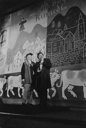 Szenenbilder aus der bayrischen Komödie "Astutuli" von Carl Orff. Mit Fred Düren als Gagler, Steffi Freund als Fundula, Carola Braunbock, Fritz Links, Georg Peter-Pilz u. a. Deutsches Theater Berlin, November 1958