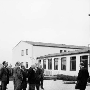 Reinfeld: am Schwarzen Teich [später Kaliskaweg]: Besichtigung durch SPD-Fraktion des Schleswig-Holsteinischen Landtags: Außenaufnahme: Teilnehmer vor Gebäude, 2. September 1965