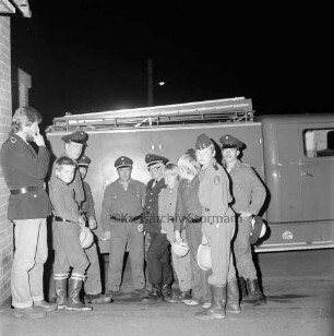 Freiwillige Feuerwehr: Feuerwehrgerätehaus: Einsatzübung zur Überprüfung der zentralen Löschwasserversorgung durch Hydranten: Einweisung der Jugendfeuerwehr durch Wehrführer Reinhard Orth: dahinter Löschfahrzeug: Nacht