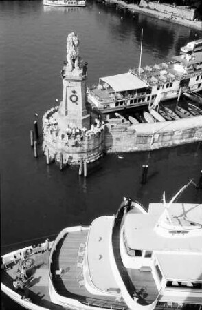 Lindau: Löwendenkmal an der Hafeneinfahrt, vom Leuchtturm aus mit vorbeifahrendem Schiff, von oben