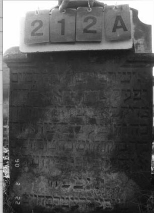 Grabstein 212 (Index: 100116052) Material: Sandstein Zustand: verwittert mit Textverlust Maße HxBxT: 75x48x23 cm Beschreibung: Stele mit eingezogenem Rundbogenabschluß: Grabstein 212A