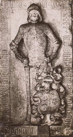 Schleinitz, Hugold III. von, Ritter : Meißen. Ehemaliges Augustiner-Chorherrenstift St. Afra. Denkmal des Hugold von Schleinitz (gestorben 1490). Sandstein