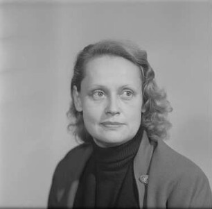 Porträtaufnahmen von Manja Behrens, Schauspielerin am Theater am Schiffbauerdamm Berlin : Porträt von Manja Behrens