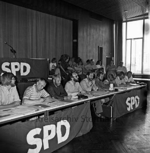 SPD: Kreisparteitag: Glinde: Festsaal des Rathauses und Bürgerhauses Glinde [später Marcellin-Verbe-Haus]: Kreisvorstand mit Kreisfraktionsvorsitzendem Peter-Klaus Lippert, Landtagsabgeordentem Eckart Kuhlwein und Kreisvorsitzendem Manfred E. Poppe