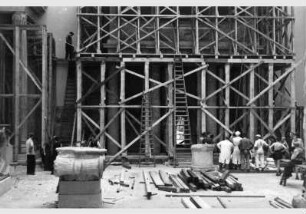 Antikensammlung im Pergamonmuseum, Sicherung des Propylons des Athenaheiligtums vor Kriegseinwirkungen im Saal der hellenistischen Architektur