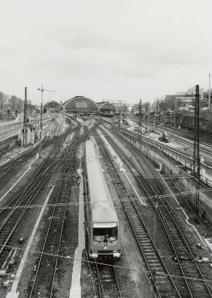 Hauptbahnhof : Hauptbahnhof (1893-1898; E. Giese, P. Weidner). Bahnsteighallen und Gleisanlagen