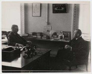 Diplomatic Day im State Department in Washington D.C.. Friedrich von Prittwitz und Gaffron während seines Besuches bei Henry L. Stimson im Zimmer von Unterstaatssekretär Castle. links: Unterstaatssekretär Castle, rechts: Friedrich von Prittwitz und Gaffron